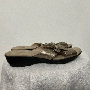 Comfort Plus By Predictions Gold Metallic Slip On Wedge Flower Design Size 8.5